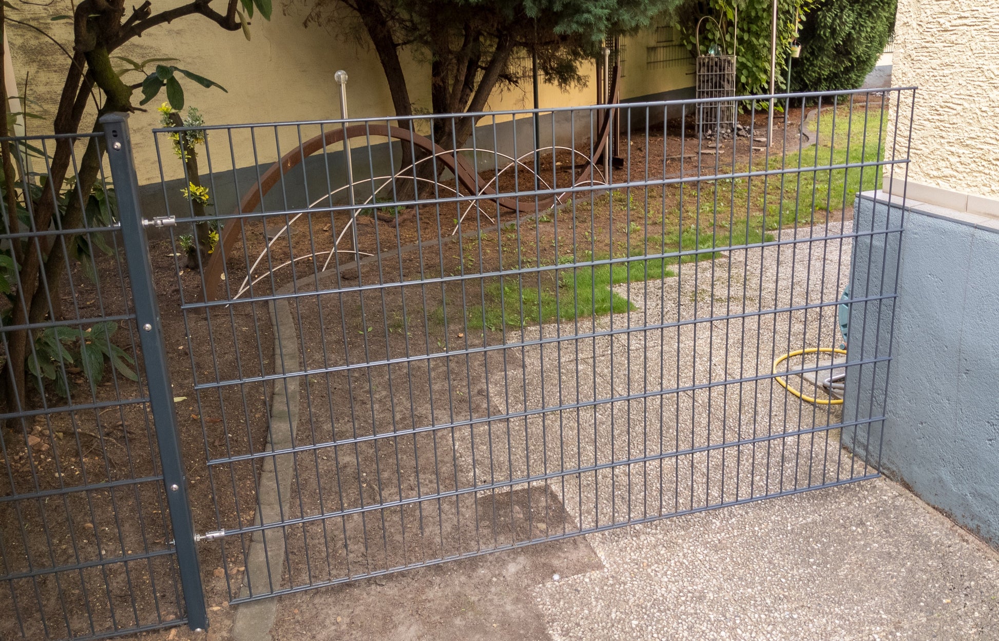 Doppelstabmatte als Tor, 2 Scharniere angebracht