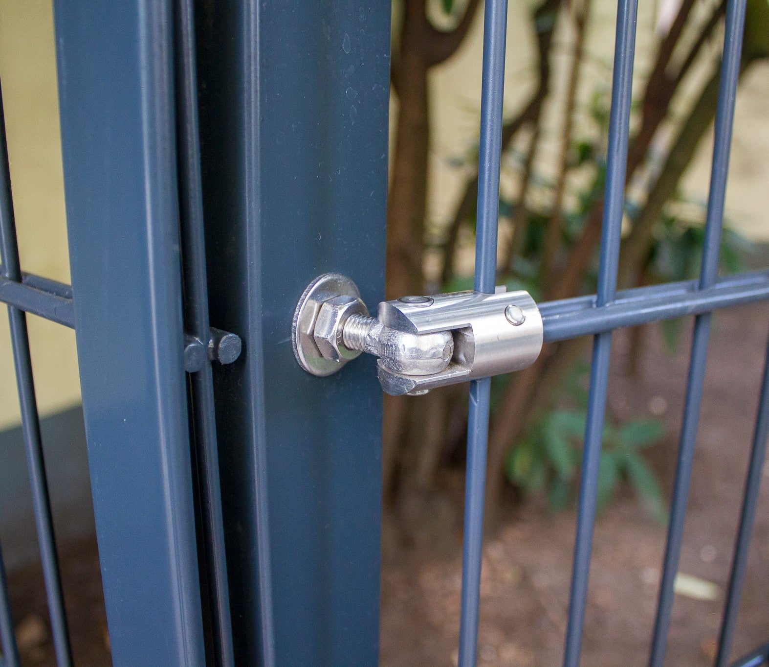 Nahansicht des Doppelstabmatten-Scharniers (Schnellbauscharnier) an einem Zaunpfosten