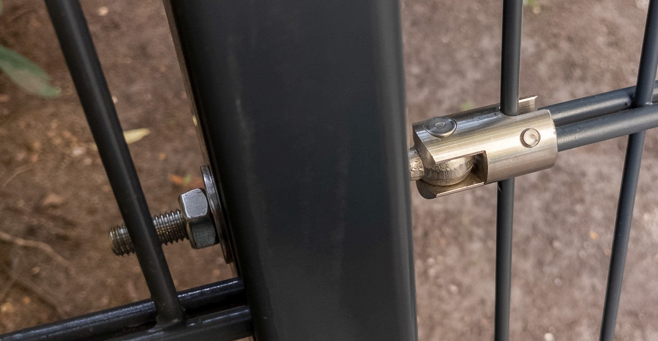 Seitenansicht des Zaun-zu-Tor Scharniers an einer Doppelstab-Gittermatte, befestigt an einem Pfosten